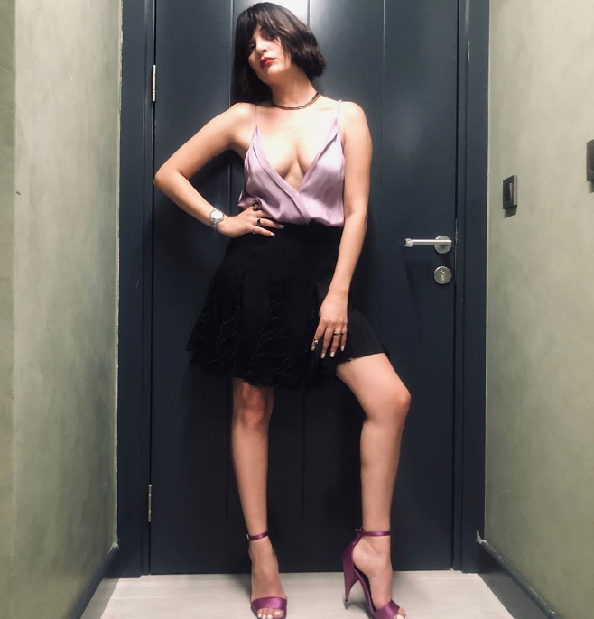 Gonca Vuslateri sütyensiz dekolteli pozunu paylaştı takipçilerinin ağzı açık kaldı - Resim: 2