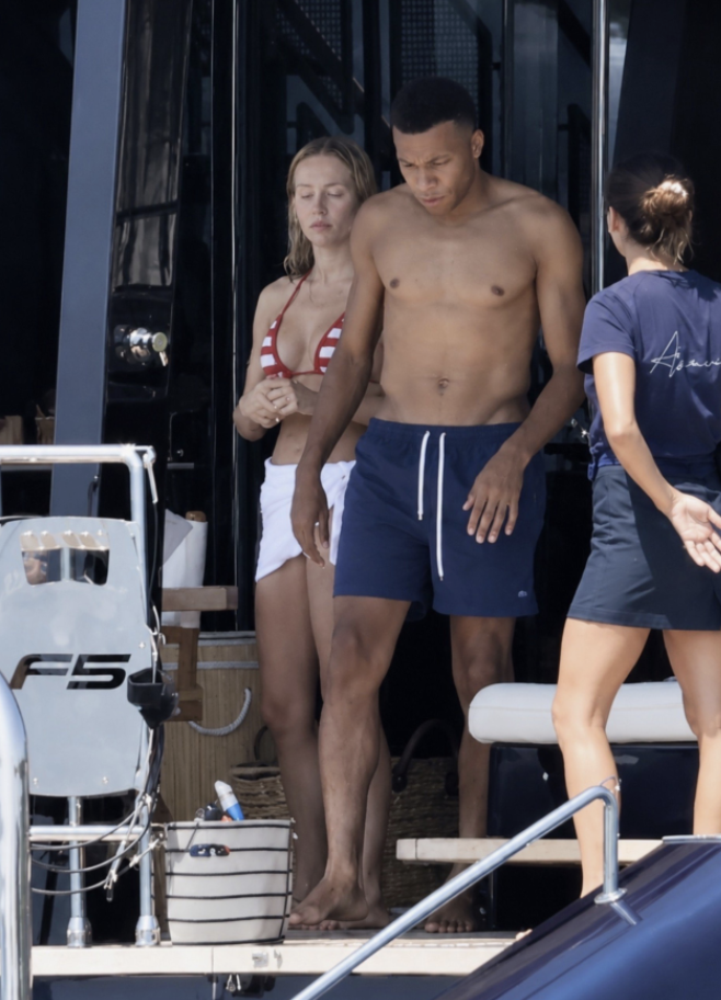 Milli maçta sakatlanmıştı! Mbappe Ester ile gecelere aktı... - Resim: 2