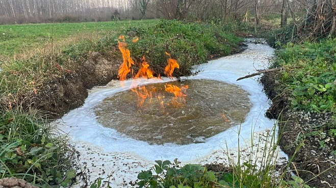 Depremden sonra ortaya çıktı Düzce'de ürküten görüntü su yanmaya başladı - Resim: 2