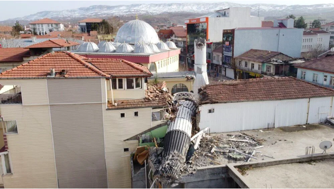 Caminin minaresi yıkıldı apartmanı böyle ikiye böldü - Resim: 1