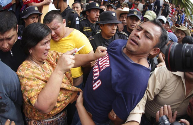 Çocuk katilini böyle linç ettiler! - Resim: 3