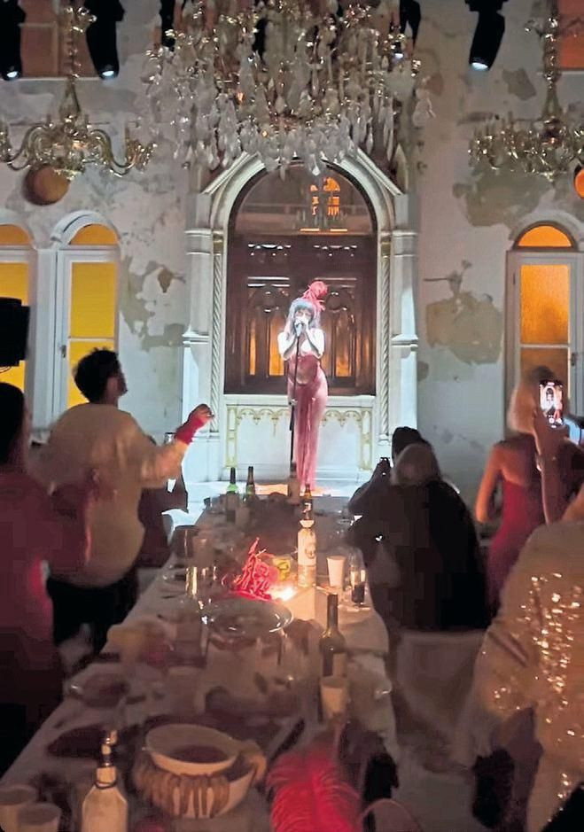 Dilara Fındıkoğlu'nun kırmızı doğum günü partisi 'ayin'e benzetildi - Resim: 1