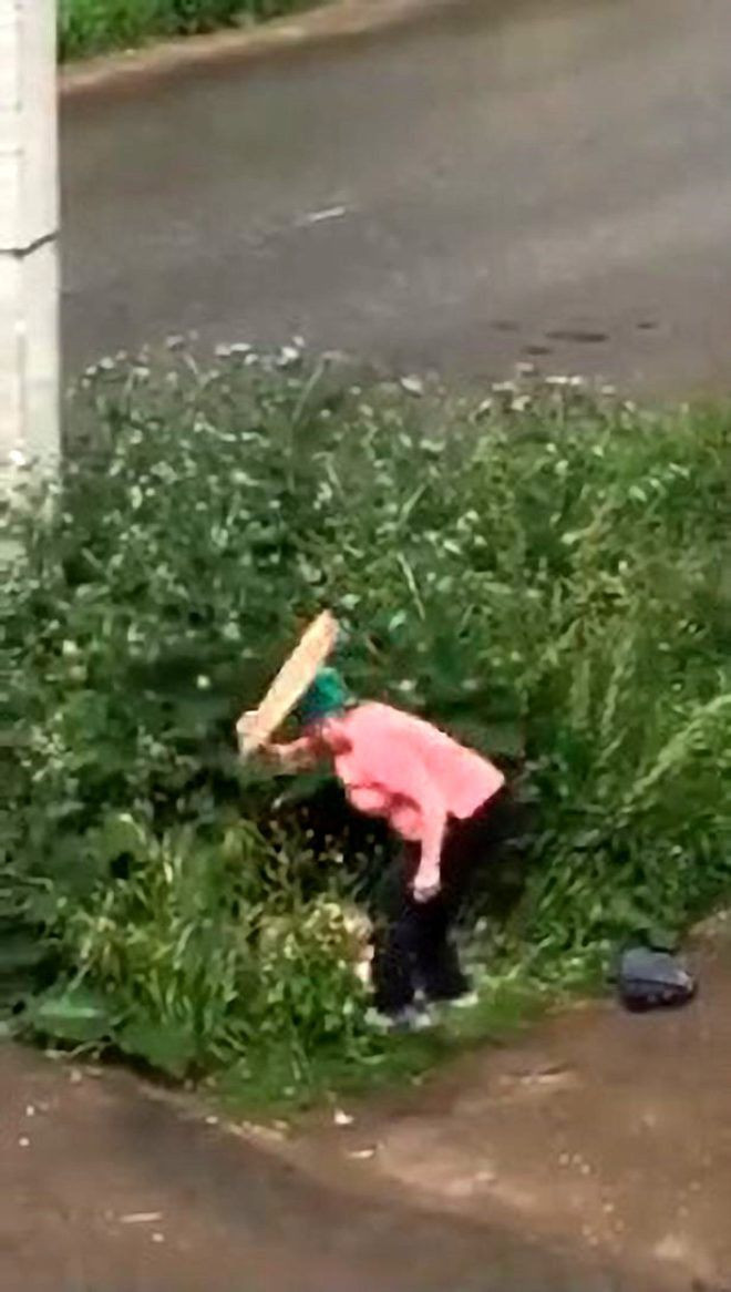 Çalıların arasında ilişkiye giren çifte sopayla daldı! O anlar kameraya yansıdı - Resim: 2