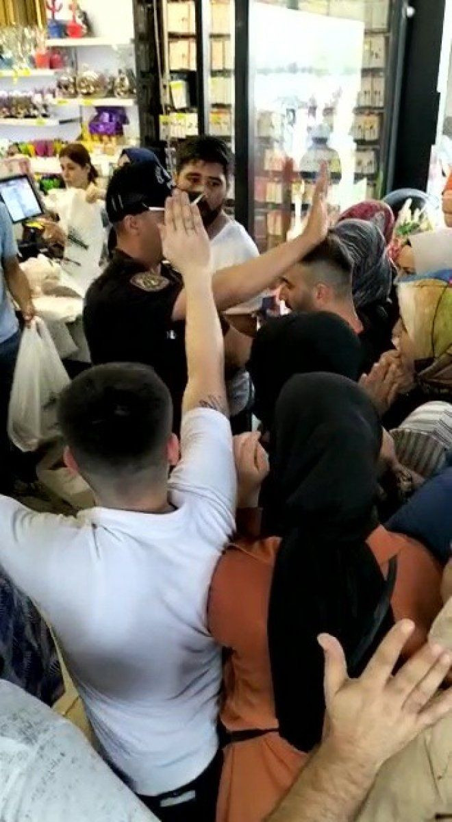 Düzce'de indirim izdihamı: Yüzde 50 indirimi duyan koştu çevik kuvvet geldi - Resim: 3