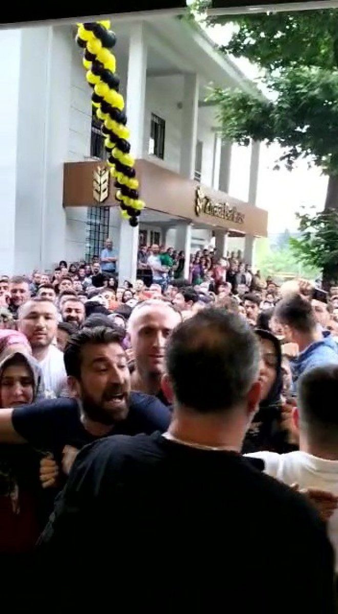 Düzce'de indirim izdihamı: Yüzde 50 indirimi duyan koştu çevik kuvvet geldi - Resim: 4