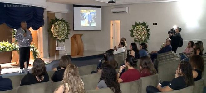 Kendi cenaze törenini düzenleyip bir anda ortaya çıktı! Törende olaylar çıktı - Resim: 3