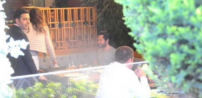 Ozan Doğulu ve Ece Doğulu sokak ortasında birbirini yedi! - Resim: 4