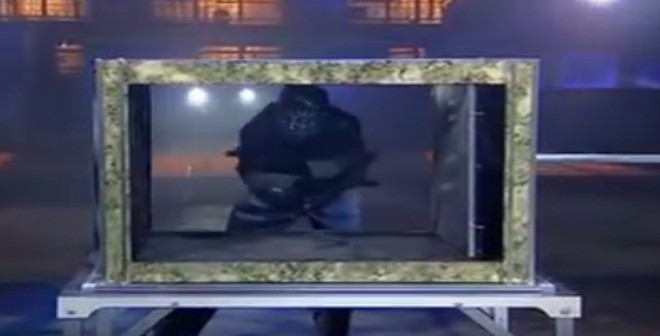 Maskeli sihirbaz hileleri gösterdi kadını nasıl kesiyor? - Resim: 1