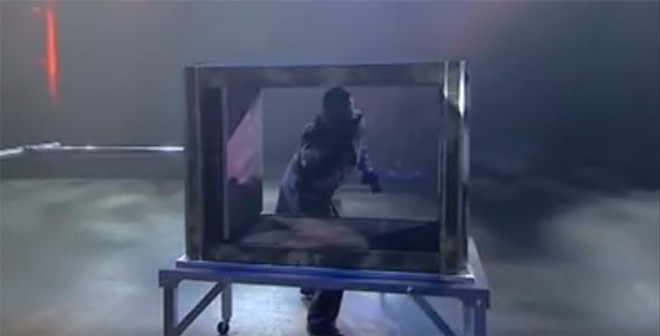 Maskeli sihirbaz hileleri gösterdi kadını nasıl kesiyor? - Resim: 2