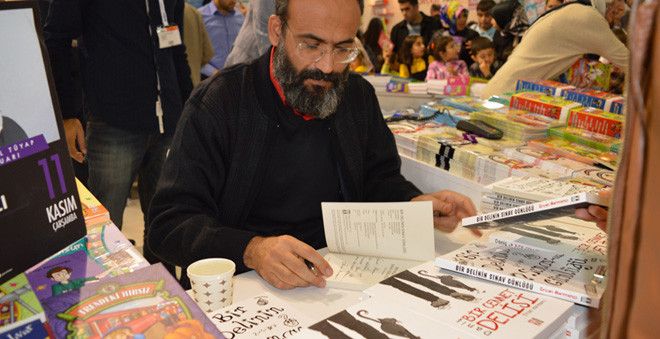 Sapık öğretmenin iğrençliğine bakın! Bir genç kızın vücut hatlarını görünce... - Resim: 1