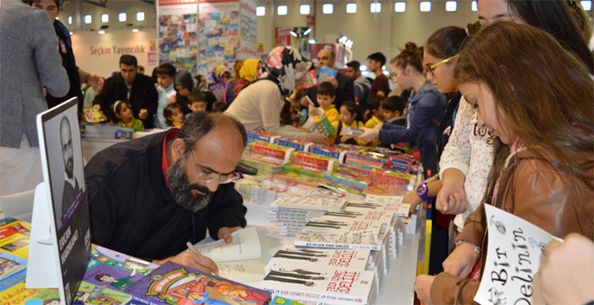 Sapık öğretmenin iğrençliğine bakın! Bir genç kızın vücut hatlarını görünce... - Resim: 2