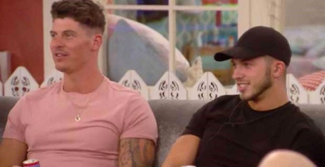 Canlı yayında iki erkek bir anda öpüşmeye başladı devamı fena - Resim: 3