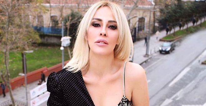 Helin Avşar frikik vermemek için göğüslerini çizdi kendini rezil etti - Resim: 1