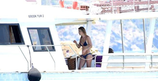 Tuba Ünsal tatilin keyfini çocuklarıyla çıkardı fit vücudu dikkatlerden kaçmadı - Resim: 1