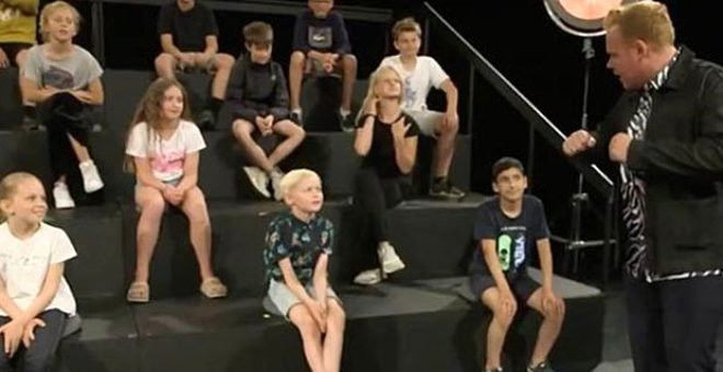 Danimarka'da çocuk kanalında rezalet yetişkinler çocukların önünde soyundu - Resim: 3