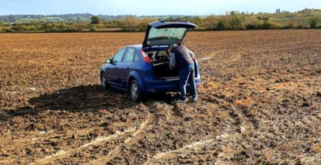 İngiltere'de tarlanın ortasında cinsel ilişkiye giren çiftin imdadına polis yetişti - Resim: 1
