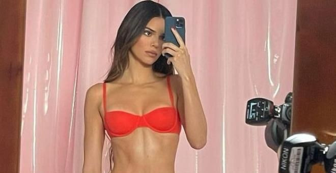 Kırmızı iç çamaşırıyla poz verdi! Kendall Jenner'ın cesur fotoğraflarına beğeni yağdı - Resim: 2