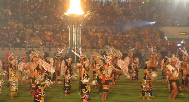 Böyle iğrenç gelenek görülmedi! İlişkiye giren anne babasını... - Resim: 1
