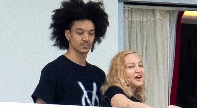 Madonna dansçısıyla balkonda fena yakalandı! Samimi halleri olay - Resim: 3