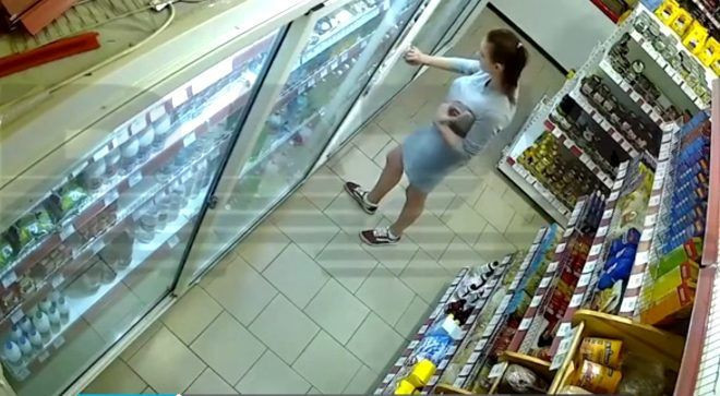 Kadın hırsız çaldığı ürünleri kaşla göz arasında iç çamaşırına sakladı! İşte o anlar - Resim: 1