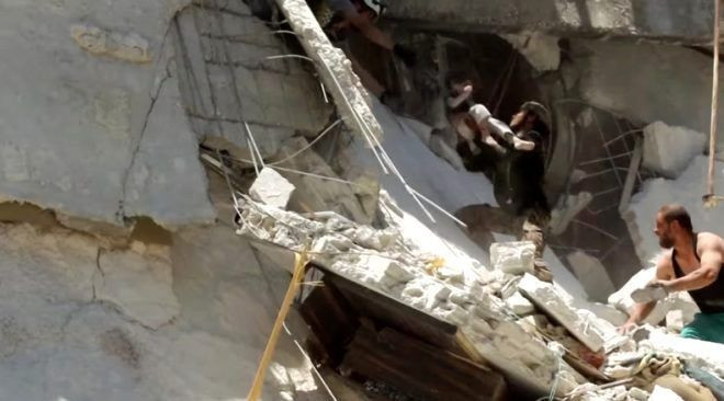 Bombardımanda minik kardeşini kurtarmıştı ama kendisi hayatını kaybetti! - Resim: 1