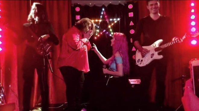 'Yok artık' dedirten düğün 24 yaşındaki YouTuber güzeli 61 yaşındaki kız arkadaşıyla evlendi! - Resim: 2