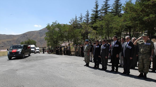 Hakkari'deki şehit bakın kim çıktı! Ünlü oyuncu yıkıldı - Resim: 2
