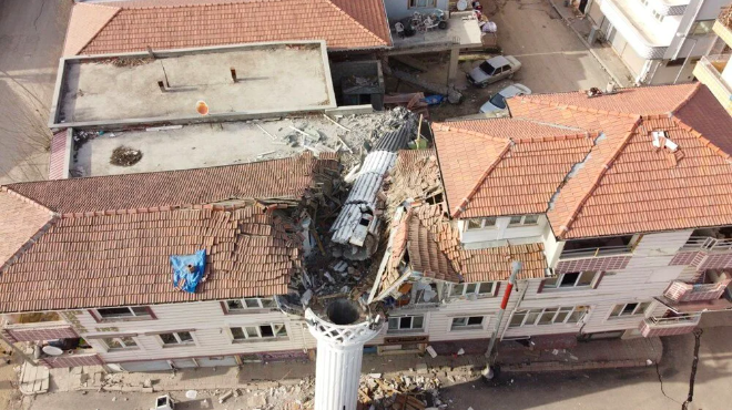 Caminin minaresi yıkıldı apartmanı böyle ikiye böldü - Resim: 2