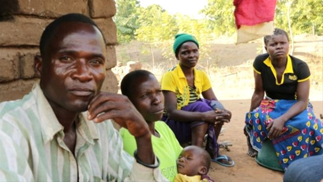 İğrenç gelenek! Cinsel ilişkiye girmezse ölen kocasını gömemiyor - Resim: 2