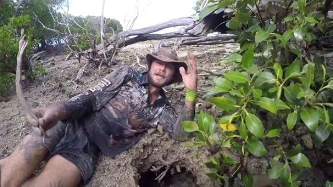 Sadece ayakları dışarıda kaldı içinden çıkardığı şeye bakın - Resim: 1