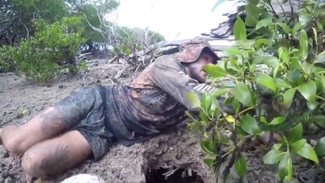 Sadece ayakları dışarıda kaldı içinden çıkardığı şeye bakın - Resim: 2