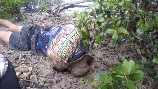 Sadece ayakları dışarıda kaldı içinden çıkardığı şeye bakın - Resim: 3