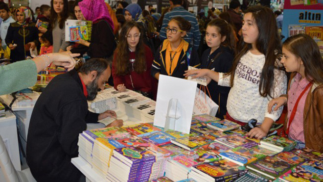 Sapık öğretmenin iğrençliğine bakın! Bir genç kızın vücut hatlarını görünce... - Resim: 4