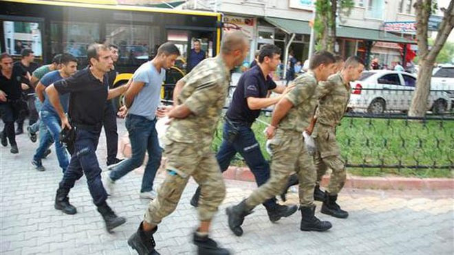 Darbeci komutanın evinden bakın ne çıktı! - Resim: 3