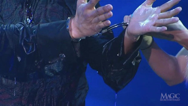 Maskeli sihirbaz su altı numarasını ifşa edeyim dedi ama... - Resim: 1