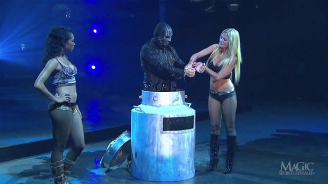 Maskeli sihirbaz su altı numarasını ifşa edeyim dedi ama... - Resim: 2