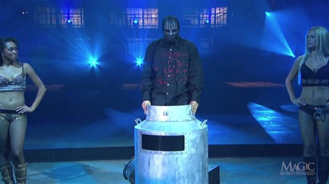 Maskeli sihirbaz su altı numarasını ifşa edeyim dedi ama... - Resim: 3