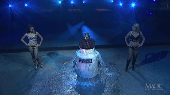 Maskeli sihirbaz su altı numarasını ifşa edeyim dedi ama... - Resim: 4