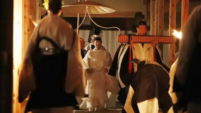 Japonya İmparatoru Naruhito tahta geçti güneş tanrıçasıyla cinsel ilişkiye girdi - Resim: 1