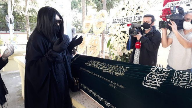 Bülent Ersoy'un annesi Necla Poyraz son yolculuğuna uğurlandı başından ayrılmadı - Resim: 1