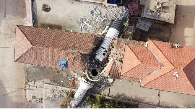 Caminin minaresi yıkıldı apartmanı böyle ikiye böldü - Resim: 4