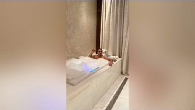 Nusret Gökçe'nin cinsel organı göründü iç çamaşırsız bornozuyla rezil oldu - Resim: 2