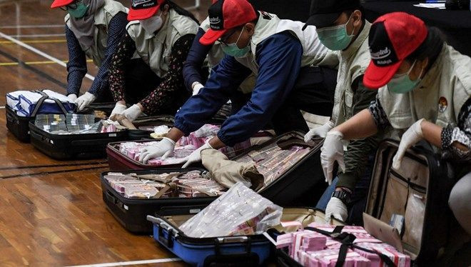 Yolsuzluk itirafı! Korona yardımlarını zimmetine geçiren bakan bavullar dolusu parayla teslim oldu - Resim: 2