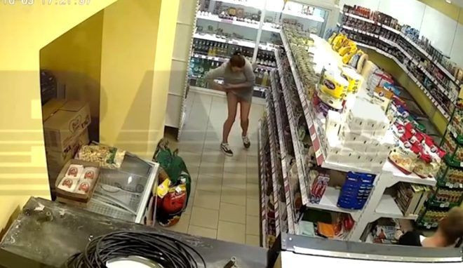 Kadın hırsız çaldığı ürünleri kaşla göz arasında iç çamaşırına sakladı! İşte o anlar - Resim: 2