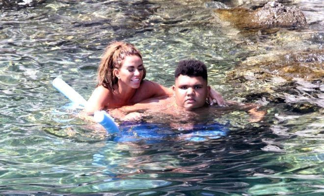 Marmaris'te tatil yapan ünlü yıldız Katie Price çırılçıplak poz verdi! - Resim: 4