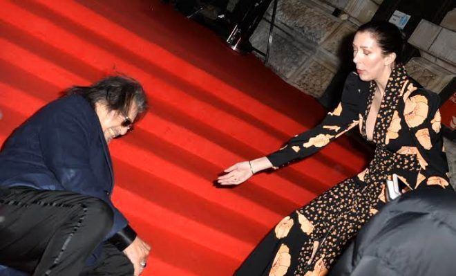 Hollywood yıldızı Al Pacino kırmızı halıda yere kapaklandı! - Resim: 3