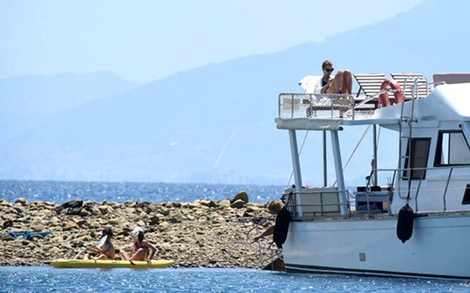 Tuba Ünsal tatilin keyfini çocuklarıyla çıkardı fit vücudu dikkatlerden kaçmadı - Resim: 2