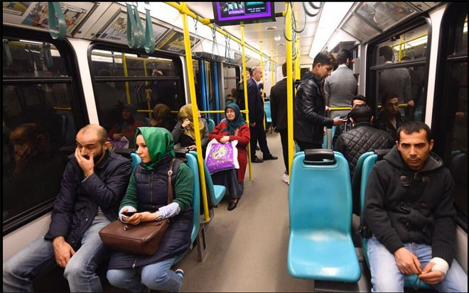 Bakanı metroda görenler gözlerine inanamadı! - Resim: 2