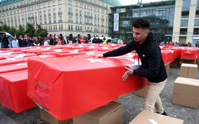 Türk bayrağına sarılı 251 tabut! Almanya'da duygu dolu 15 Temmuz anması - Resim: 4