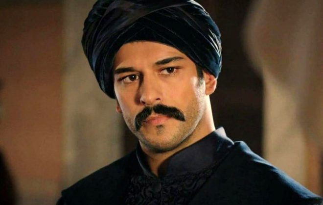 Burak Özçivit'in kardeşi Burçun Özçivit esmer güzeli çıktı benzerliği olay - Resim: 1